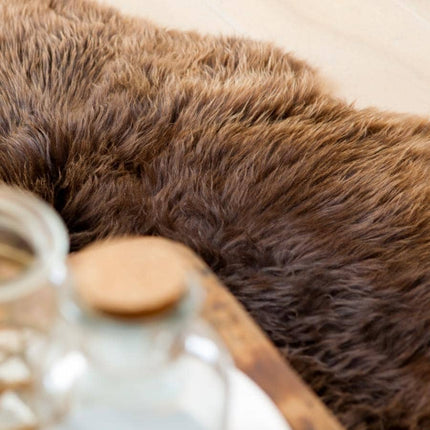 Bruine schapenvachten aan elkaar genaaid tot vloerkleed - Texel schapenvachten
