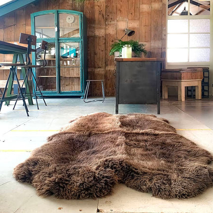 Vloerkleed van bruine schapenvachten