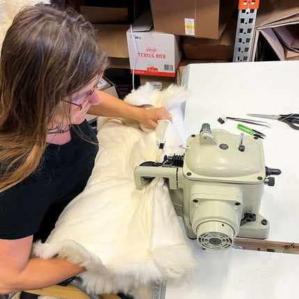 schapenvachten aan elkaar naaien