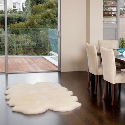 Texelse schapenvacht vloerkleden, delen zijn aan elkaar genaaid.