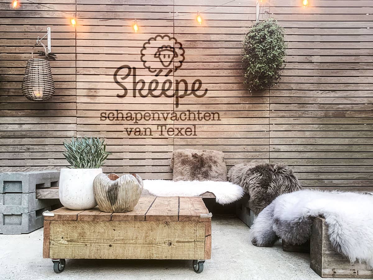 Gebruik je Texelse schapenvacht als ideale toevoeging voor buiten in je tuinstoel!