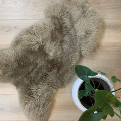 Taupe schapenvachten