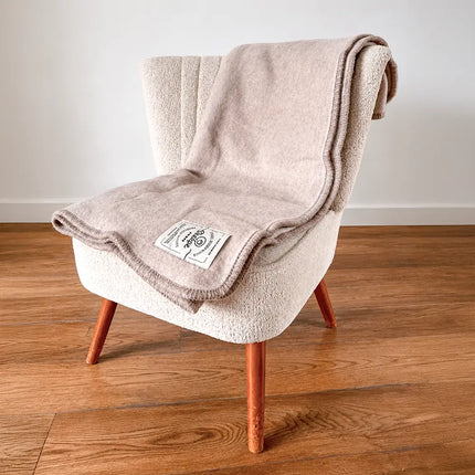 beige wollen deken