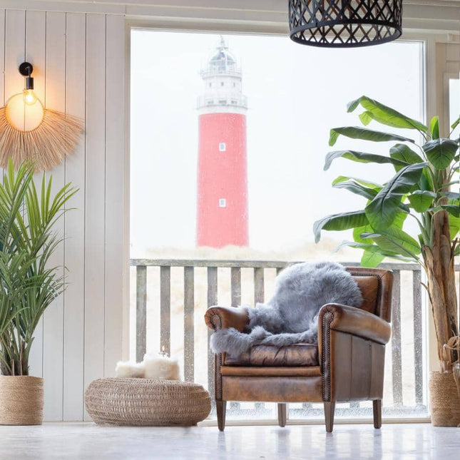 Donkergrijze schapenvacht op stoel - webshop met Texelse schapenvachten - schapenvacht grijs kopen
