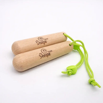 houten wandelstokjes handen